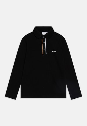 Polo noir à manches longues avec col, doté de trois boutons et de rayures contrastantes sur la patte de boutonnage. Logo "BOSS" en blanc sur la poitrine.