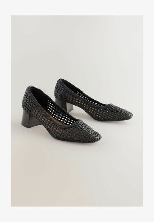 Schwarze gewebte Pumps mit offenem Mesh-Design, spitzem Schuhkopf und chunky Absatz. Hergestellt aus synthetischem Material mit strukturierter Oberfläche.