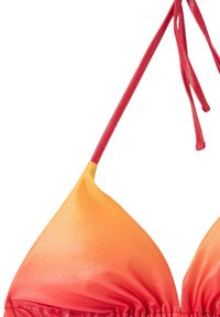 Biustonosz bikini z zapięciem z tyłu, w kolorze gradientowym od pomarańczowego do czerwonego, wykonany z połyskującego materiału. Regulowane ramiączka i trójkątne miseczki.