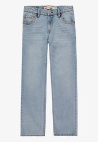 Vaqueros de mezclilla azul claro con un diseño de pierna recta, con cinco bolsillos, herrajes de cobre y un sutil desgaste.