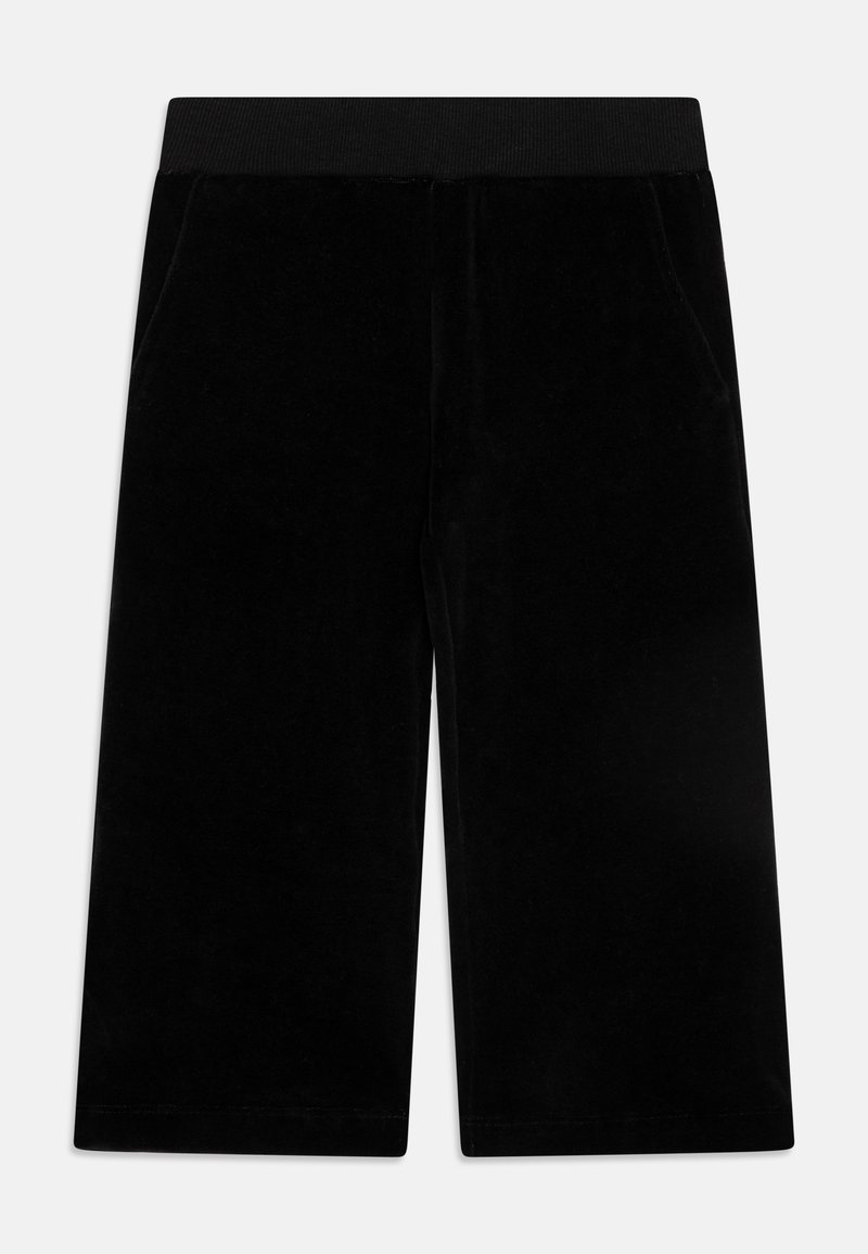 Pantaloni larghi neri realizzati in morbido velluto, con una cintura elastica nera e due tasche laterali. Texture liscia senza motivi visibili.