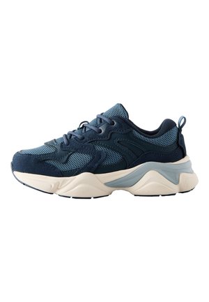 Niebieski i granatowy sneaker z siateczki i zamszu z grubą białą podeszwą i sznurowadłami, pokazany z boku na białym tle.