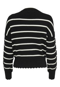 Pull en tricot noir avec des rayures horizontales blanches, un ourlet festonné et des épaules tombantes. La texture est côtelée.