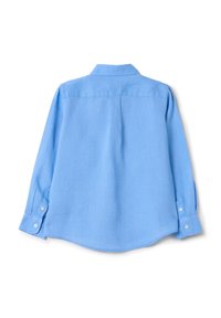Camisa de botones de manga larga de color azul claro con cuello, que presenta una textura suave, dobladillo redondeado y puños abotonados. Sin patrones ni adornos.