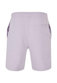 Lilla bomullsshorts med elastisk midje, sidelommer og en baklomme. Glatt tekstur uten synlige mønstre eller beslag.