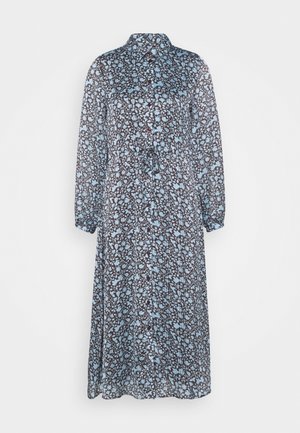 Robe longue boutonnée en tissu transparent, présentant un motif floral bleu sur un fond sombre, avec des manches longues et une ceinture à la taille.