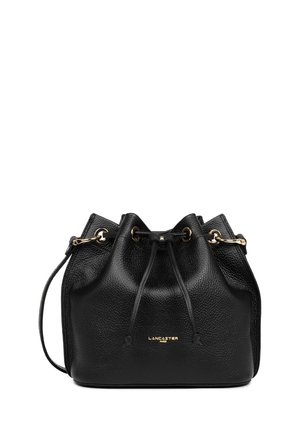 Borsa a secchiello in pelle nera con finitura testurizzata, hardware color oro, chiusura a coulisse e tracolla laterale. Nome del brand stampato in oro.