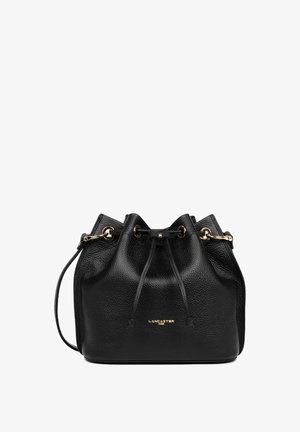 Schwarze Leder-Eimer-Tasche mit strukturierter Oberfläche, goldfarbener Hardware, Kordelzugverschluss und seitlichem Tragegurt. Markenname in Gold gedruckt.