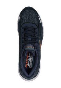 Tmavě modrá sportovní bota vyrobená z texturované síťoviny, s polstrovaným jazykem, šněrováním a kontrastní bílou podrážkou. Značení viditelné uvnitř.