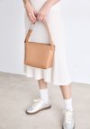 EMBOSSED LOGO SMALL TOTE - Käsilaukku - lion