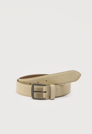 Beige suède riem met een rechthoekige donkere metalen gesp, meerdere verstelgaatjes en een gestikte lus op een witte achtergrond.