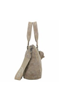 Borsa a tracolla beige con finitura a granulato, dotata di manico superiore e tracolla regolabile. Caratterizzata da accessori in metallo argento e una piccola tasca con zip.