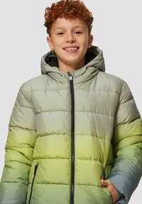 Puffjacke mit einem Farbverlauf von Hellgrün zu Grau. Sie verfügt über einen Reißverschluss vorne, eine Kapuze und eine gesteppten Textur mit seitlichen Taschen.