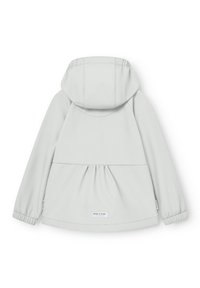 Svetlo siva otroška jakna s kapuco, elastičnimi manšetami in nabranim šivom na hrbtni strani, na spodnjem delu je etiketa znamke.