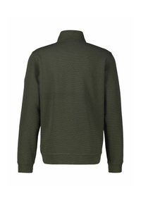 Dunkelgrüner Pullover mit hohem Kragen, geripptem Muster und langen Ärmeln. Verfügt über einen figurbetonten Saum und_detailreiche Bündchen.