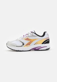 Scarpa sportiva bianca con tomaia in rete, dettagli argentati e strisce viola e gialle. Presenta una suola ammortizzata e un contrafforte nero sul tallone.