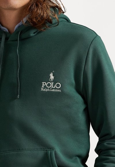 Zelená mikina s kapucňou, vyrobená z jemnej tkaniny, disponuje prednou vreckom, kapucňou na šnúrku a vyšívaným bielym logom s nápisom "Polo Ralph Lauren."