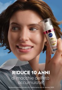 Siero NIVEA Luminous Anti-Macchie in una bottiglia trasparente con erogatore a pompa, con etichetta bianca e dorata, presentato su uno sfondo blu.