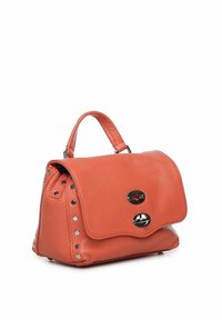 Oranje leren handtas met een gestructureerd ontwerp, zilverkleurige hardware, een handvat aan de bovenkant en studs langs de zijkanten.