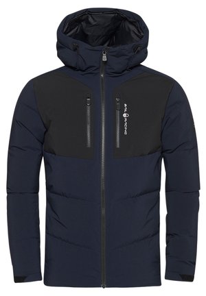 Námořnická modrá zateplená bunda s černým panelem na ramenou, s kapsami na zip a detailem loga na hrudi. Obsahuje kapuci a texturovanou látku.