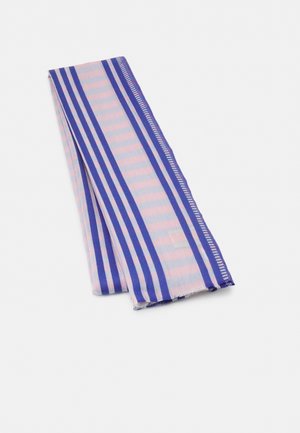Écharpe pliée à rayures bleues et rose pâle, avec des franges sur le bord, présentée sur un fond blanc.