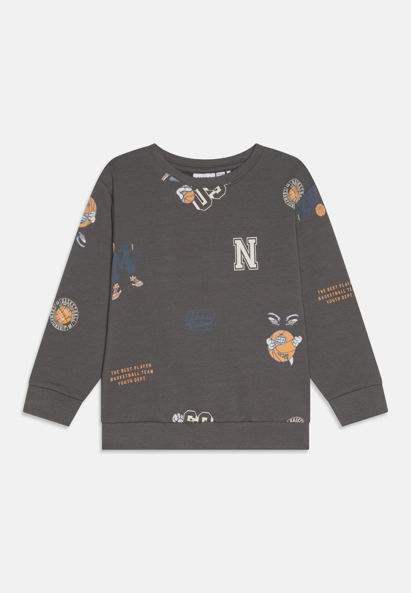 La sudadera gris cuenta con mangas largas, un cuello acanalado y gráficos de baloncesto juguetones en varios colores, incluidos acentos en naranja y azul.