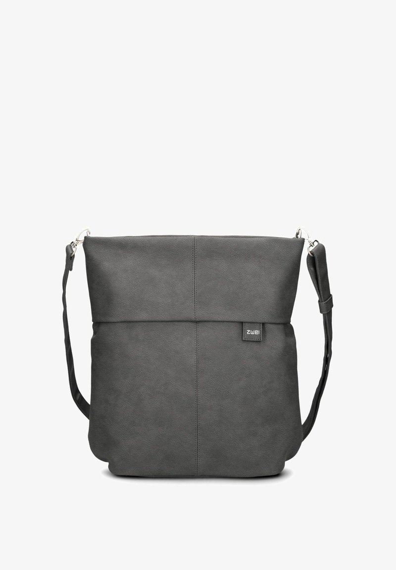 Borsa a tracolla in pelle grigia con design pieghevole, tracolla regolabile e dettagli cuciti sottili. Presenta un piccolo marchio tag sul davanti.