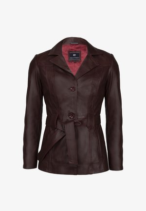 Bordeaux leren jack met een gestructureerd ontwerp, voorzien van een brede kraag, twee knopen en een tailleband. Gladde textuur met contrasterende voering.