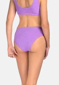 Fioletowy zestaw kostiumu kąpielowego o fakturowej strukturze, składający się z dopasowanej bluzki na ramiączkach i wysokich majtek, prezentujący falisty wzór oraz miękki materiał.