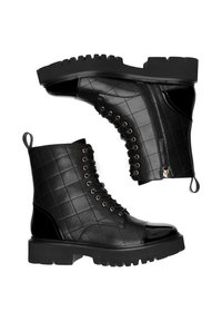 Černé kotníkové boty s prošívanou kůží, kulatou špičkou, očky na tkaničky, bočním zipem a robustní podrážkou se vzorováním.