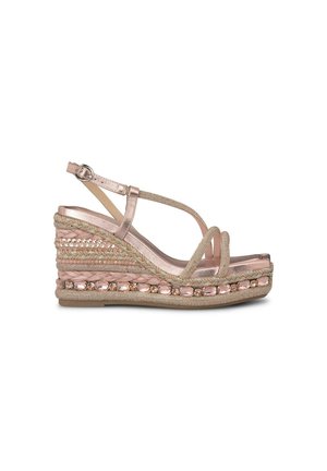 Sandali con zeppa con una suola intrecciata e multicolore. Presentano cinturini metallici e accenti decorativi, compresi perline e una finitura liscia.