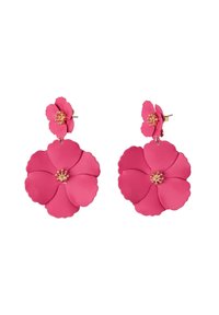 Ett par rosa blomformade hängörhängen med mindre blomstuds och guldfärgade pärlcenter mot en vit bakgrund.