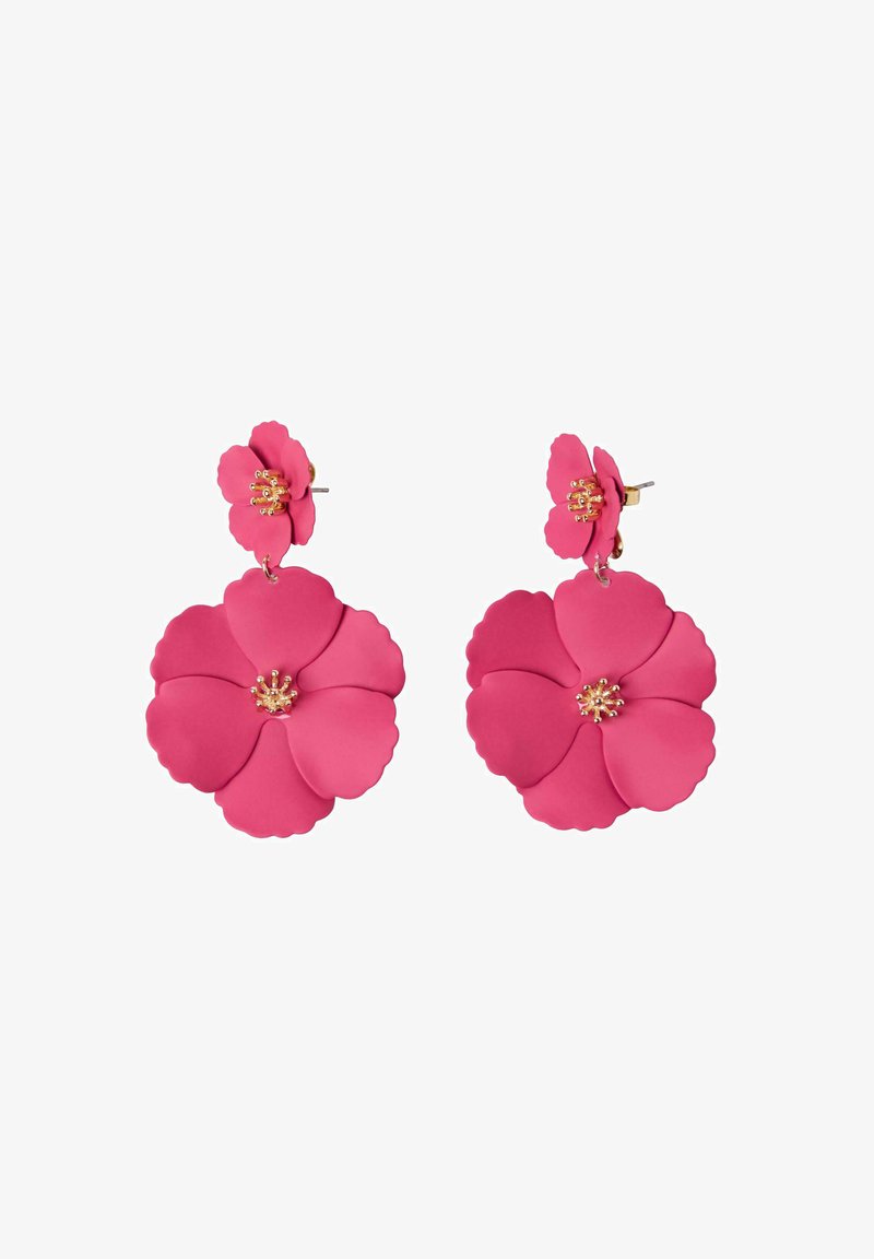 Par af lyserøde blomsterformede dråbeøreringe med mindre blomsterstuds og guldtonede perlecentre på en hvid baggrund.