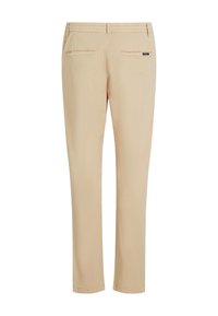 Beige broek met een rechte snit, elastische tailleband en twee achterzakken met een subtiele logo-tag. Geweldige stofstructuur.