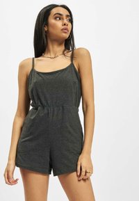 Grå, ermeløs jumpsuit laget av mykt stoff. Har en innsnørt midje, rettkuttet shortser og et enkelt design med minimale detaljer.