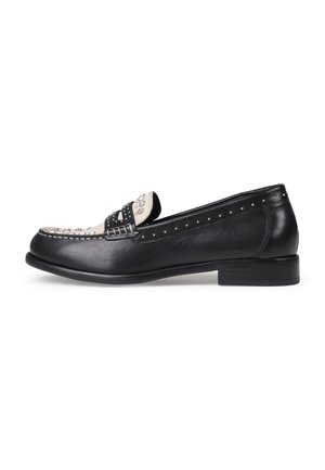 Loafer din piele neagră cu vârful rotund, prezentând o bandă decorativă cu embellishments și accente cu cuie pe laturi. Toc mic blocat.