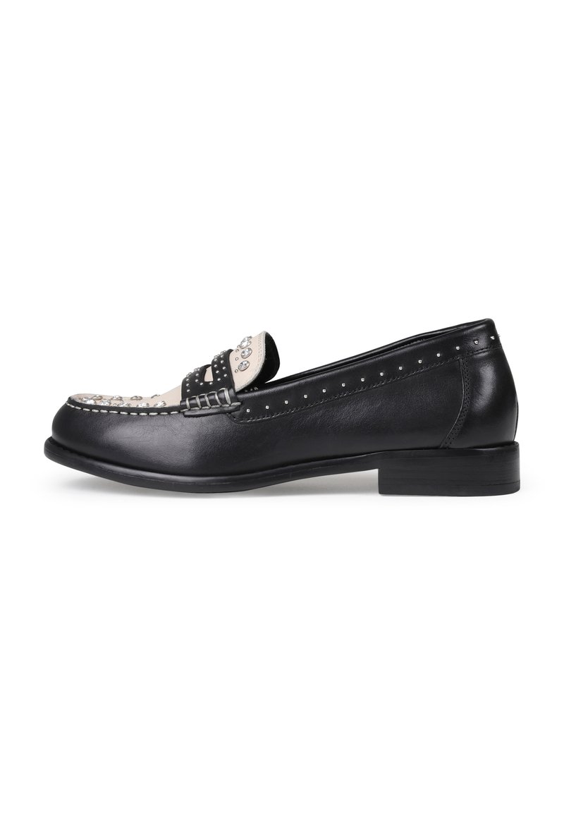 Mocasín de cuero negro con punta redondeada, que presenta una banda decorativa con adornos y acentos con tachuelas a lo largo de los lados. Tacón bajo y cuadrado.