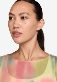 Himmelellä, monivärinen toppi, jossa on pyöreä pääntie ja pehmeä, tie-dye-kuvio pastelliväreissä, kuten vaaleanpunaisessa, keltaisessa ja sinisessä. Ohut, sileä rakenne.