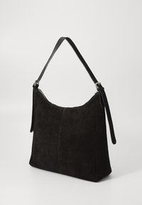 Borsa a spalla in suede nera con tracolla regolabile e fibbia argentata, chiusura con zip, forma rettangolare con una leggera silhouette trapezoidale.