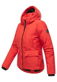 Červená zateplená bunda s kapucňou, obsahujúca predný zips, viacero vreciek, elastické manžety a nášivku s logom na rukáve.