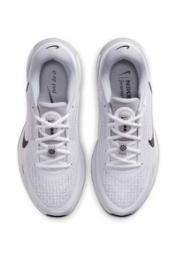 Scarpe sportive bianche con tomaia in rete, punta rotonda e lacci piatti. Presentano un logo swoosh nero e un motivo testurizzato sulla superficie.