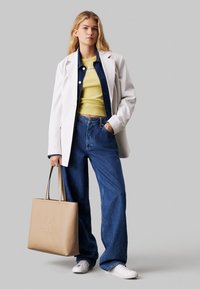 SCULPTED SLIM TOTE - Tote bag - crockery