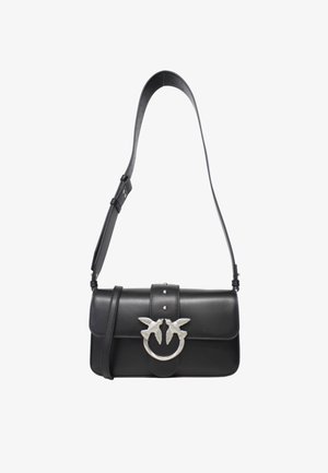 Bolso de mano de cuero negro con una forma estructurada, que presenta un diseño de pájaro plateado como cierre. La correa ajustable está hecha de cuero a juego.