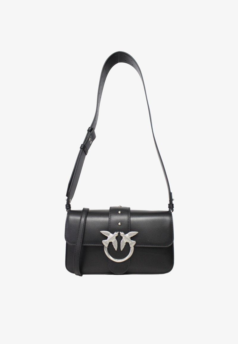 Borsa a mano in pelle nera dalla forma strutturata, caratterizzata da un design con un uccello argentato come chiusura. La tracolla regolabile è realizzata in pelle abbinata.