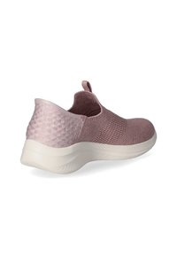 Scarpa slip-on con tomaia in maglia rosa texturizzata, suola bianca imbottita e linguetta a cerchio sul tallone per indossarla facilmente.