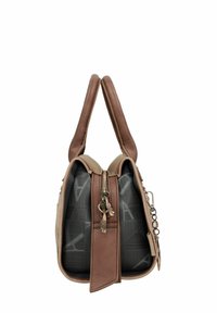 Sac à main en cuir marron avec doubles poignées, fermeture à glissière, et intérieur à motif géométrique. Comprend des détails métalliques pour l'élégance.