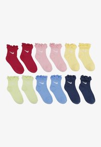 Set de 12 șosete cu volane în roșu, roz, galben, verde, albastru și bleumarin, cu logo-ul alb Nike pe manșetă. Material din amestec de bumbac.