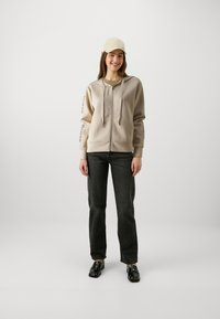 Guess HOOD STUDS LOGO - Užtrauktuku užsegamas treningas - foamy taupe