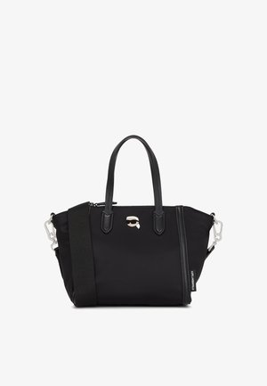 Bolso de mano negro de nailon con dos asas superiores y una correa de hombro desmontable. Presenta un acento de logotipo de dibujos animados y herrajes plateados.
