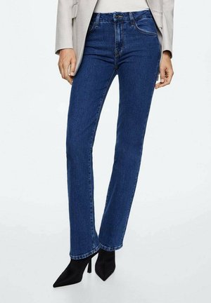 Jeans rectos azules con un diseño clásico de cinco bolsillos, confeccionados en tela de mezclilla, combinados con tacones negros de punta afilada.